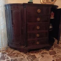 Credenza vintage in legno con dettagli classici