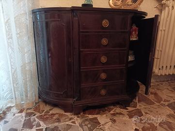 Credenza vintage in legno con dettagli classici