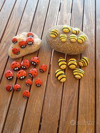 Segnaposto di sassi, coccinelle e apine 