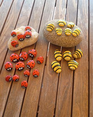 Segnaposto di sassi, coccinelle e apine 