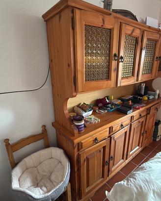 Tavolo da pranzo con sedie e credenza