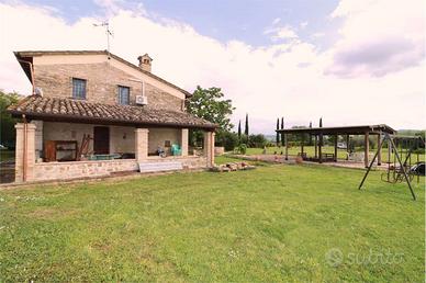 SPLENDIDO CASALE CON GIARDINO ESCLUSIVO