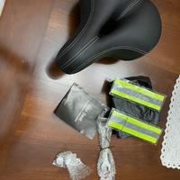 Sella MTB con fanale di scurezza.