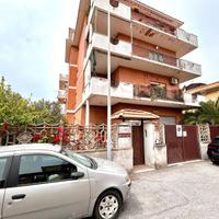 Acilia centro: ampio appartamento con giardino