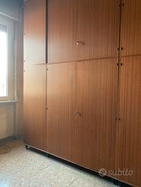 Armadio in legno composto da 2 blocchi