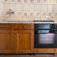 Cucina con piano cottura e forno