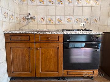 Cucina con piano cottura e forno