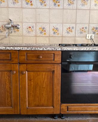 Cucina con piano cottura e forno