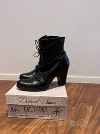 Stivaletti neri in pelle con stringa