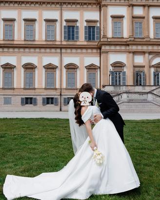 Abito da sposa in raso avorio, spalle scoperte, co