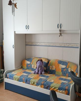 cameretta a ponte con scrivania