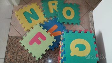 Tappeto puzzle con lettere dell' alfabeto.
