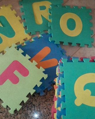 Tappeto puzzle con lettere dell' alfabeto.