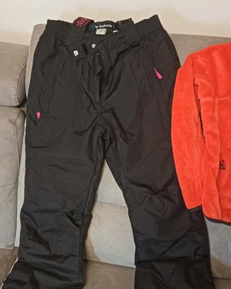 pantaloni e due felpe 
