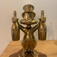 Zio paperone con in mano due bottiglie champagne