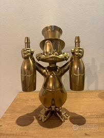 Zio paperone con in mano due bottiglie champagne