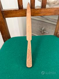Tagliacarte vintage in legno intagliato a mano.