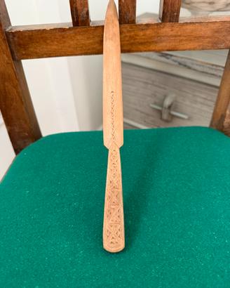 Tagliacarte vintage in legno intagliato a mano.