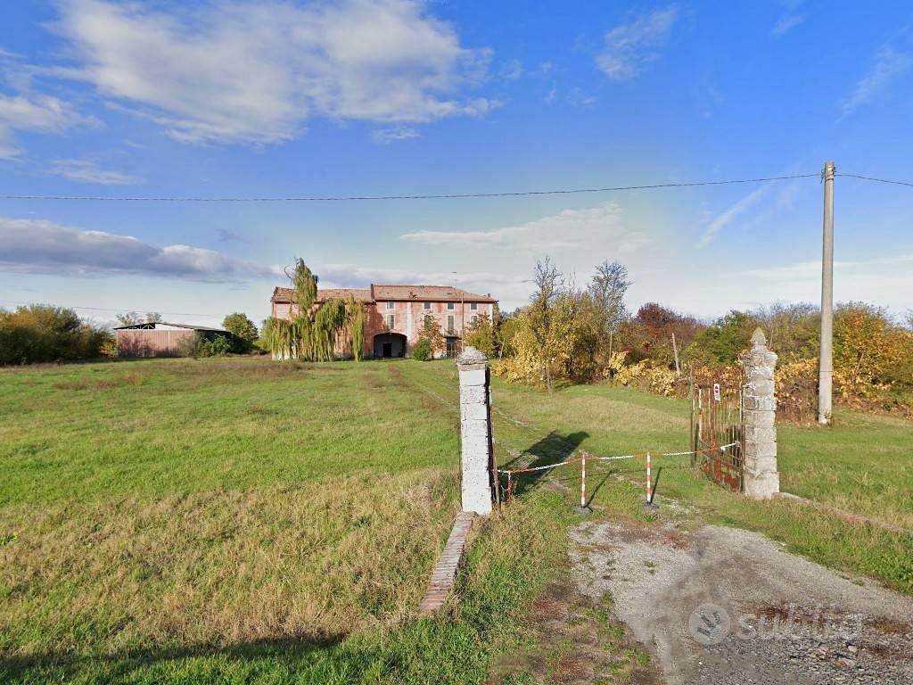 Rustico / Casale di 1000 m² con più di 5 locali a - Vista 2