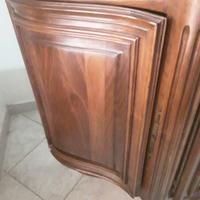 Credenza in noce di grande eleganza e comodità