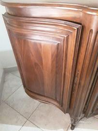 Credenza in noce di grande eleganza e comodità