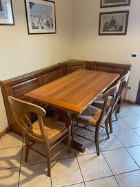 Tavolo con sedie e panca