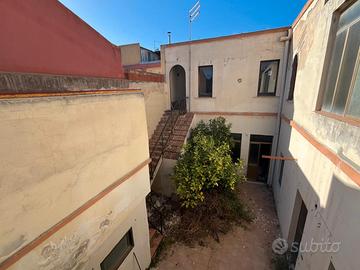 Casa Indipendente Bilivelli con Cortile e Terrazza