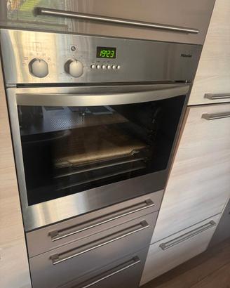 Forno e lavastoviglie Miele.