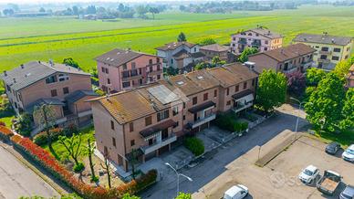 VILLA A SCHIERA CENTRALE A REGGIO NELL'EMILIA
