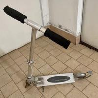 Monopattino in acciaio con cavalletto