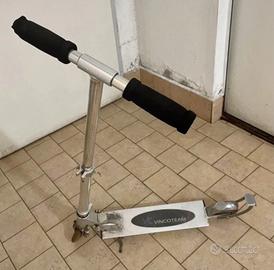 Monopattino in acciaio con cavalletto