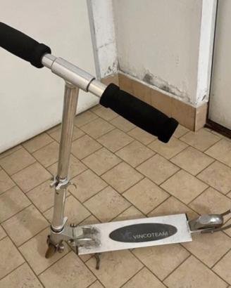 Monopattino in acciaio con cavalletto