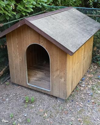 Cuccia in legno e gabbie per cani di grossa taglia