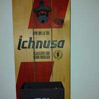 apribottiglie  in legno  da muro  ichnusa