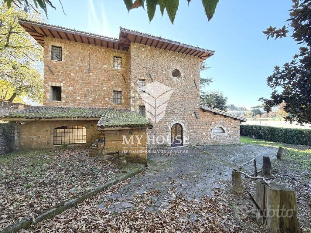 Rustico / Casale di 463 m² con più di 5 locali e b - Altro