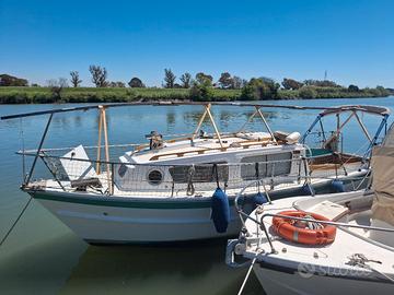 barca a motore e a vela