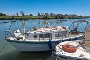 barca a motore e a vela