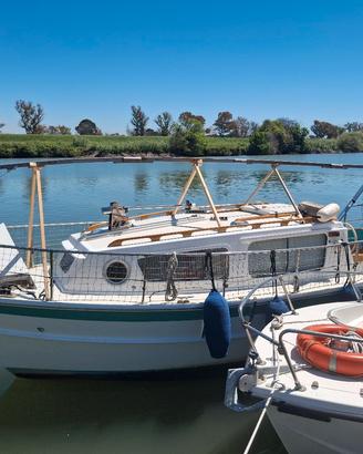 barca a motore e a vela