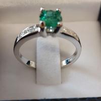 anello in oro bianco 18 carati con smeraldo !