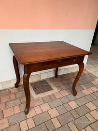 Tavolo di medie dimensioni in noce !!!