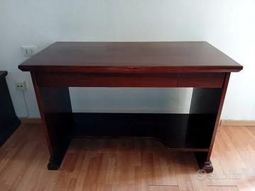 Scrivania in legno massiccio marrone