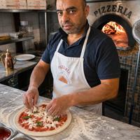 Pizzaiolo esperto con 30 anni esperienza. Disponib