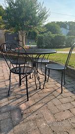 Tavolo con sedie da giardino