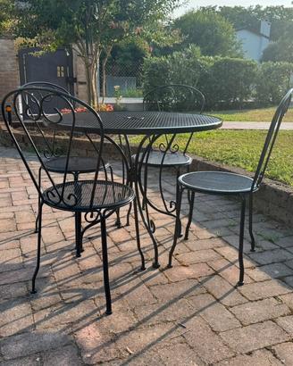 Tavolo con sedie da giardino