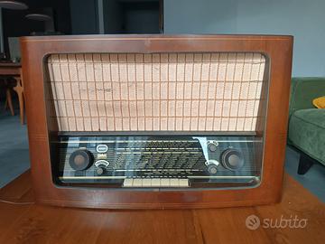 Antica radio a valvole Braun 99UKW