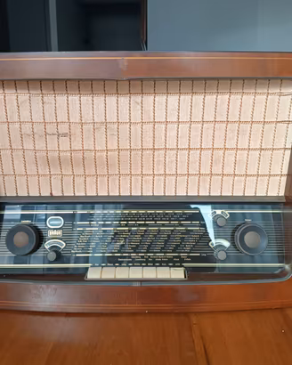 Antica radio a valvole Braun 99UKW