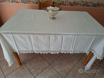 Stupenda tovaglia corredo anni 60 per 12 persone.