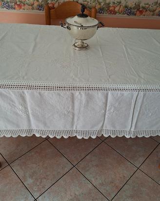 Stupenda tovaglia corredo anni 60 per 12 persone.