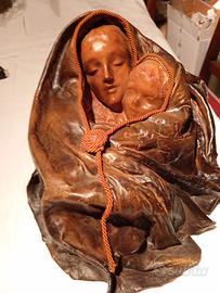 Scultura "Maternità" di Eugenio Introna