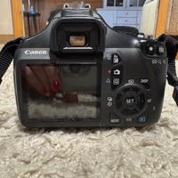 Fotocamera Canon con treppiede fotografico